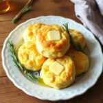 Pourquoi Les Gens Laissent des Pièces sur les Tombes : Signification, Symbolisme et Histoire