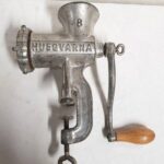 La lumière de porche verte : un symbole silencieux de deuil, de mémoire et d’attachement que beaucoup ignorent